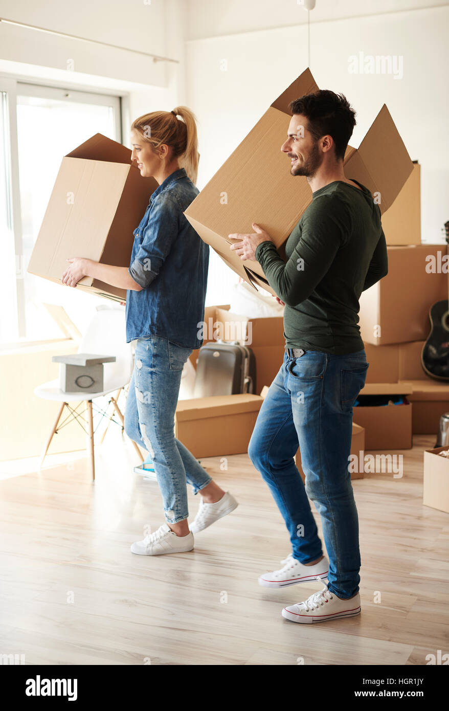 Freunde bewegen eröffnet Kartons an einen anderen Ort Stockfoto