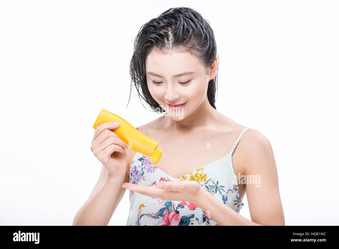 Porträt der jungen Frau mit nassen Haaren mit Sonnenschutz Stockfoto