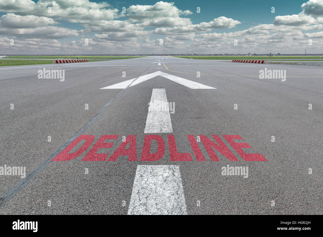 Start-und Landebahn des Flughafens mit Pfeil Leitlinie und Frist Buchstaben auf die Oberfläche gemalt Stockfoto