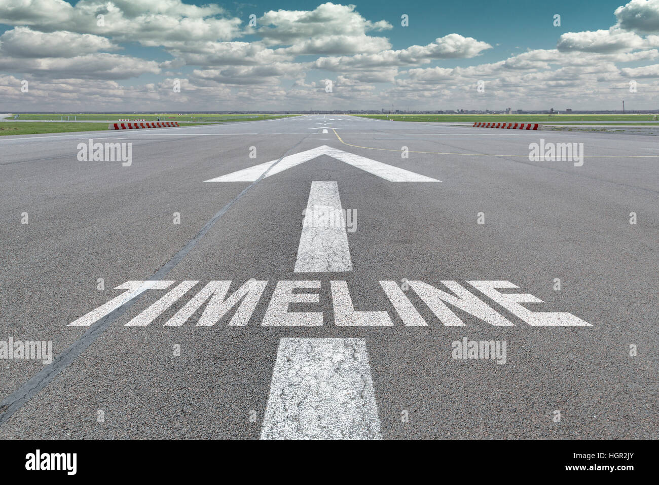 Start-und Landebahn des Flughafens mit Pfeil Leitlinie und Timeline Buchstaben auf die Oberfläche gemalt Stockfoto