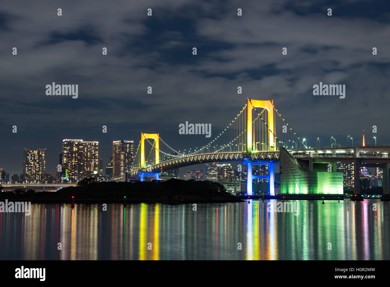 Nachtansicht der Rainbow Bridge in Tokio, Japan. Stockfoto