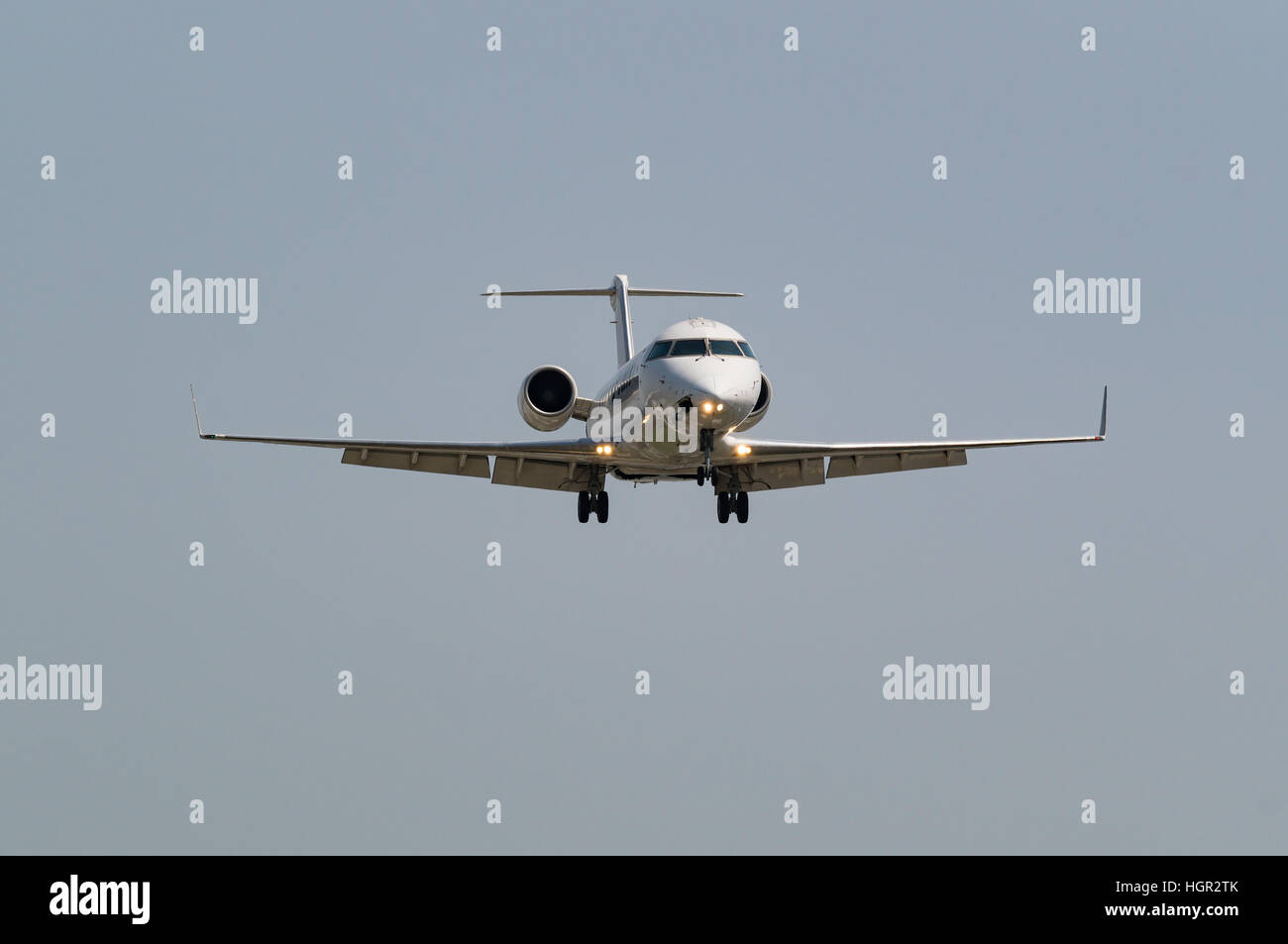 Flugzeug Landung auf dem Flughafen. Stockfoto