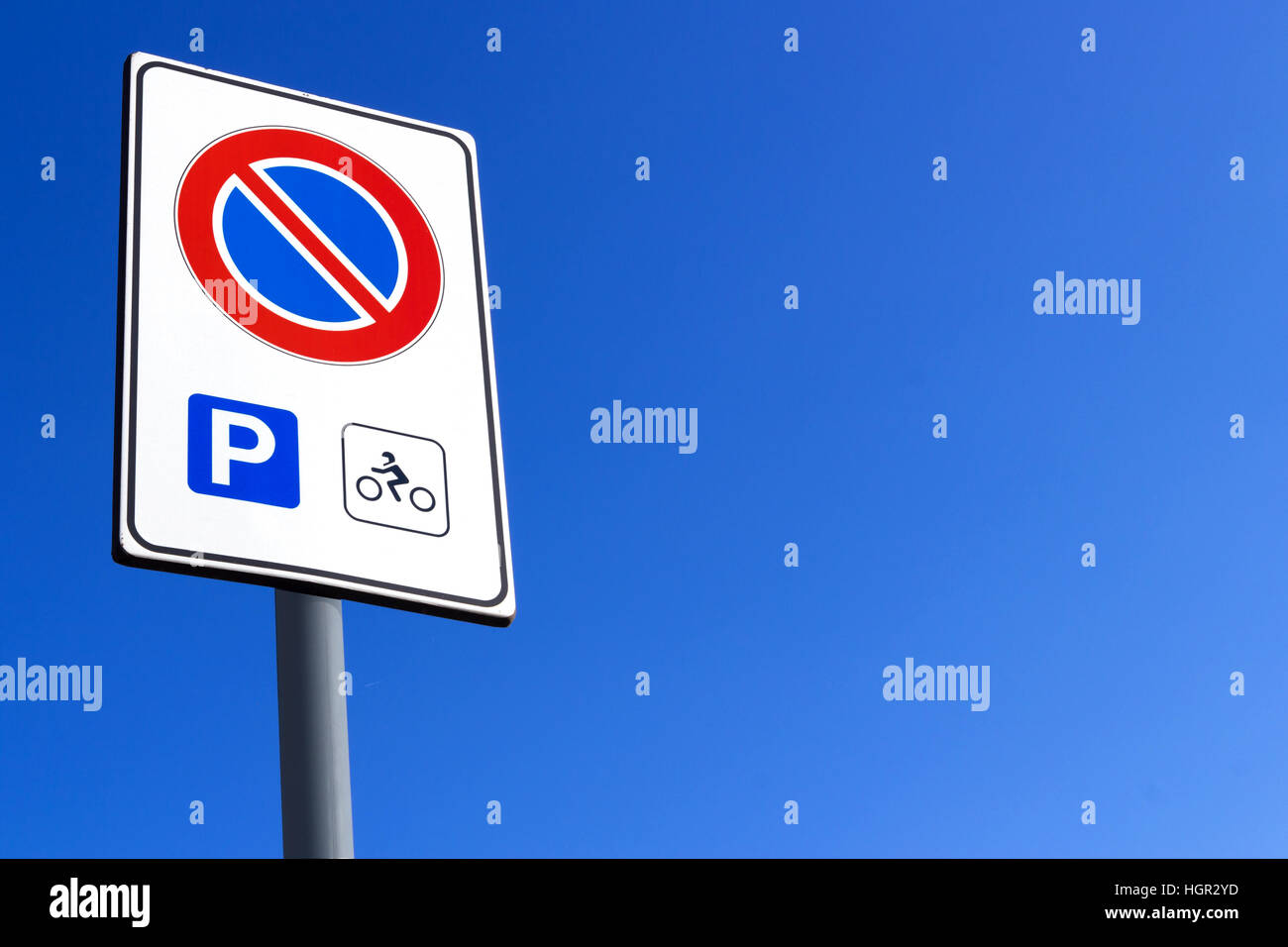 Keine Beschilderung parken, Motorrad Parkplatz nur. Hintergrund blauer Himmel für Textfreiraum. Stockfoto