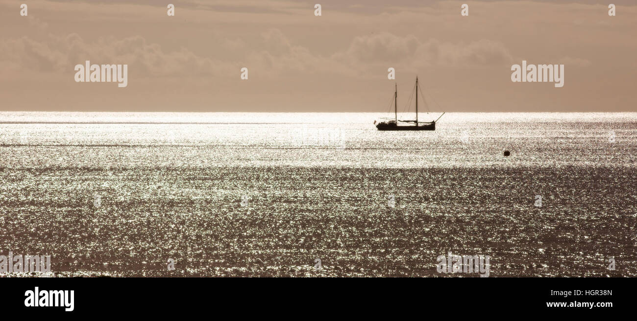 Yacht vor Anker im Mounts Bay, Sepia getönt, Penzance, Cornwall, England, UK. Stockfoto