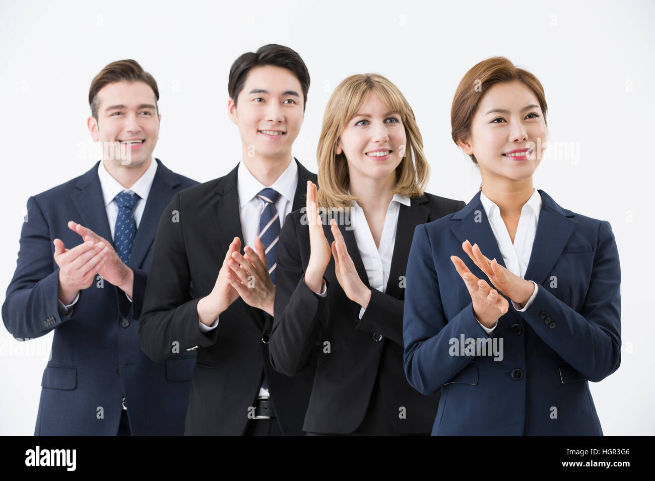 Lächelnde globales Geschäftsleute klatschten Stockfoto