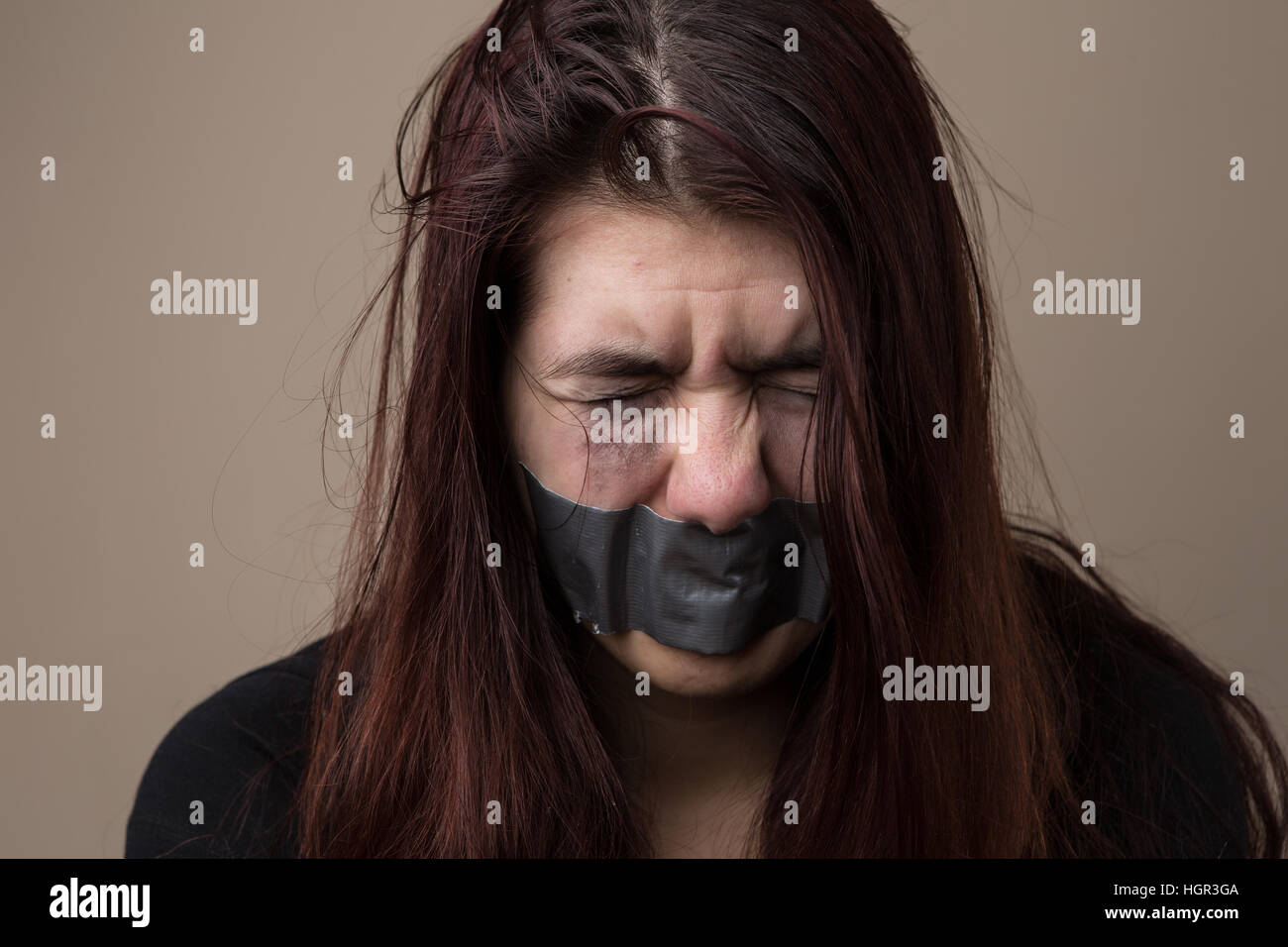 Frau als Geisel mit grauen Band Stockfoto