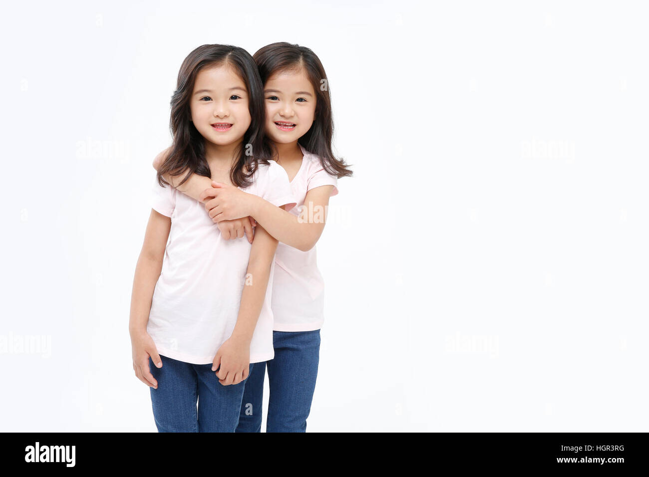 Lächelnde Zwillingsmädchen Stockfoto