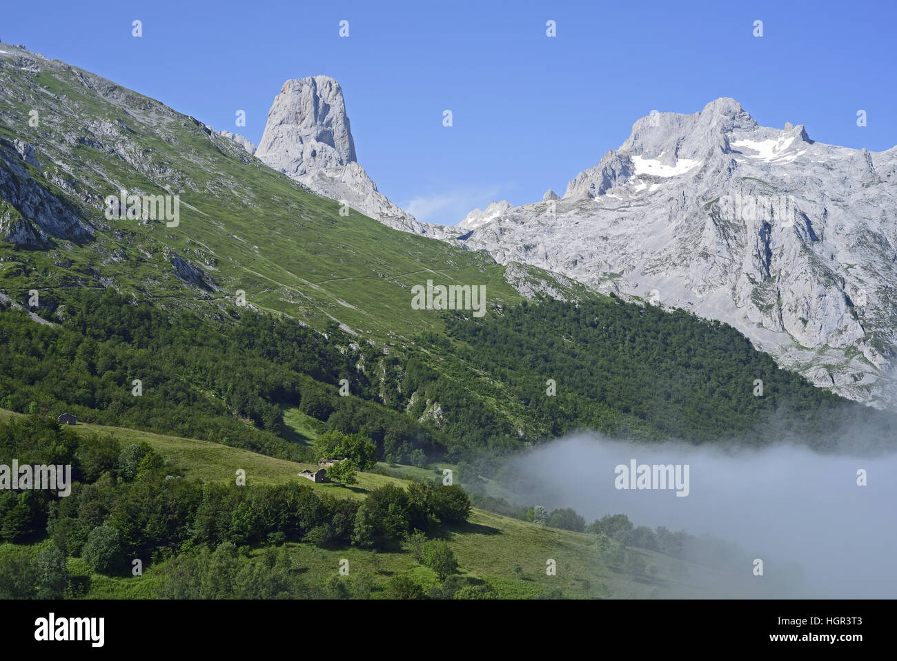 Blick Vom Collado De Pandebano In Richtung Naranjo De Bulnes Picu blick-vom-collado-de-pandebano-in-richtung-naranjo-de-bulnes-picu