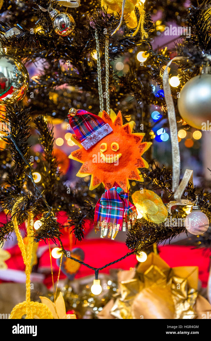 Weihnachtsbaum dekoriert mit handgefertigten Kugeln. Stockfoto