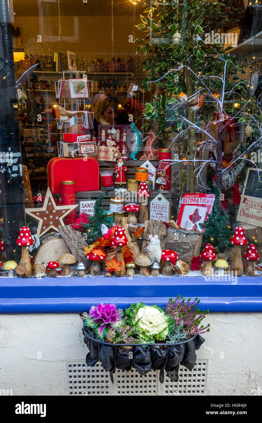 Weihnachtsschmuck für den Verkauf in einer Ladenfront Fenster. Stockfoto