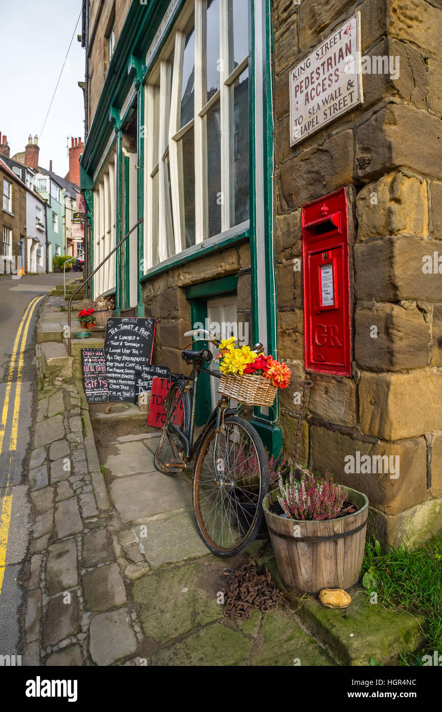 Schmalen gepflasterten Straßen absteigend nach Robin Hoods Bay, Yorkshire, England, U.K Stockfoto