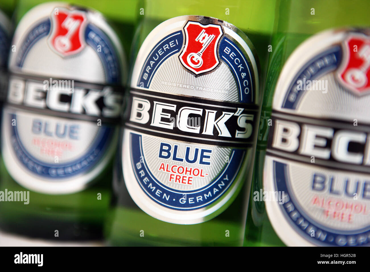 Becks blau Alkoholflaschen Freibier Stockfoto