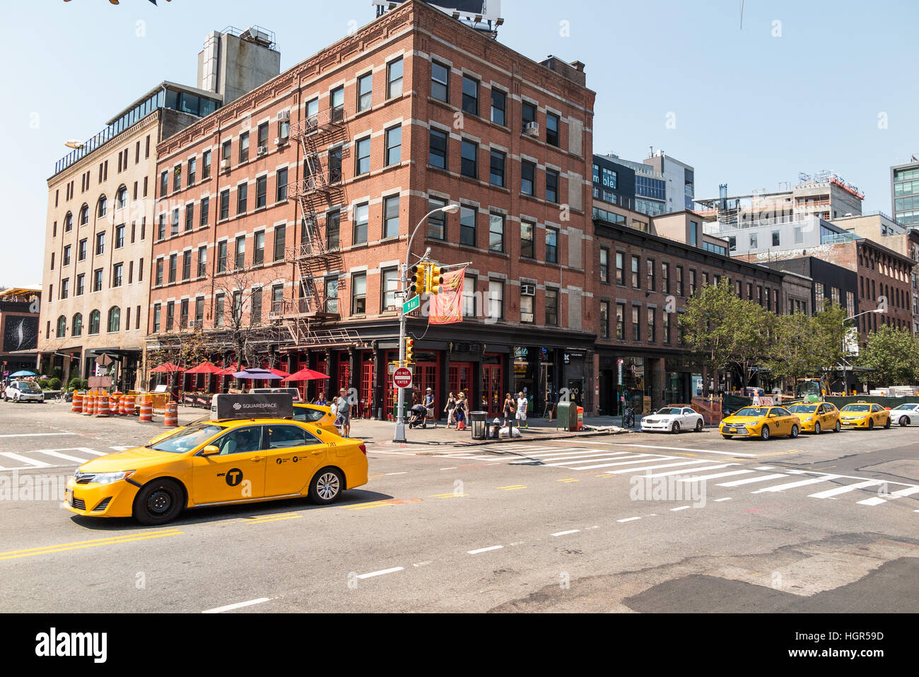 Schauen Sie sich die Straßen von New York City an einem sonnigen Sommertag Stockfoto