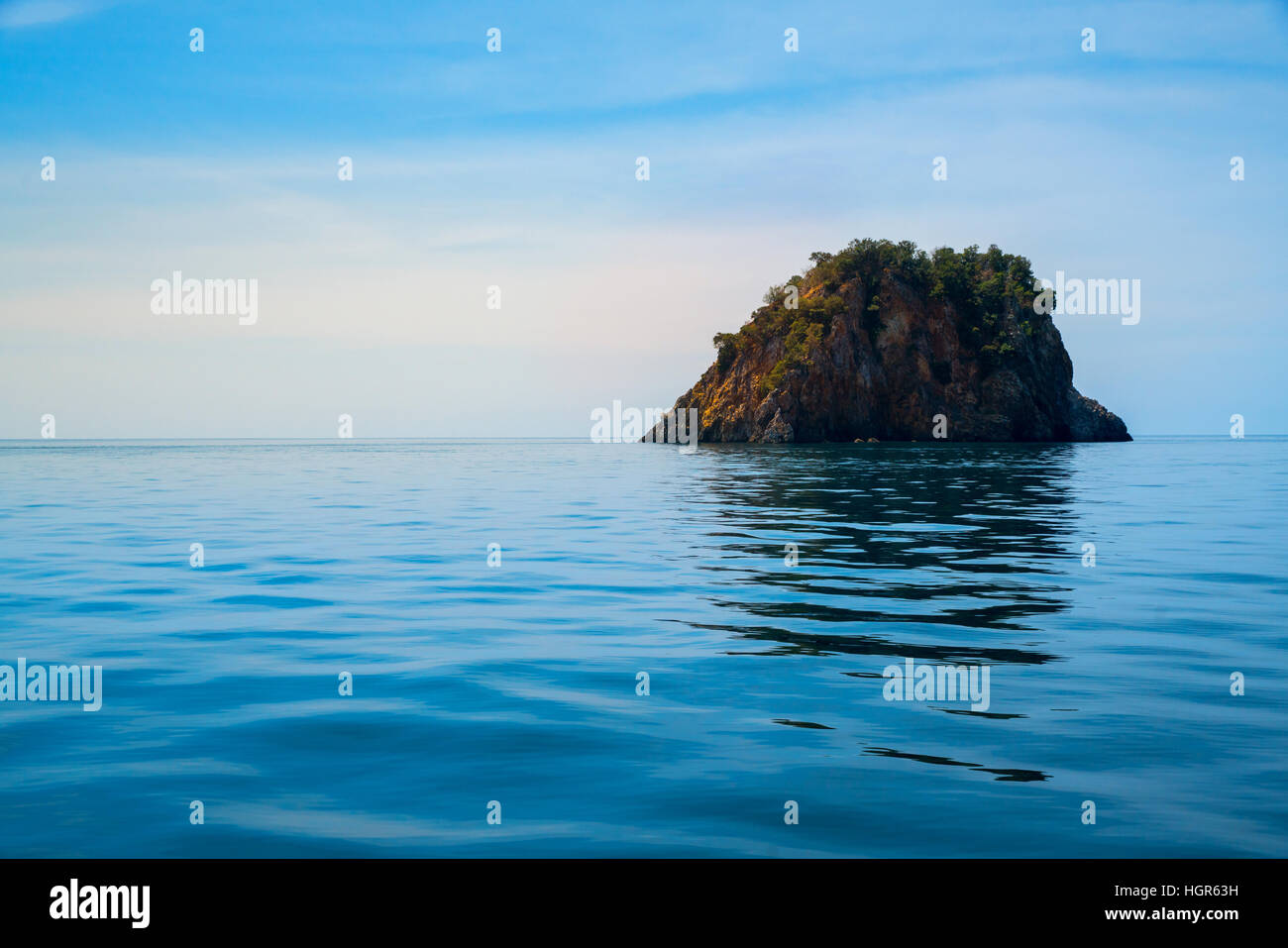 Stand-alone-Insel auf ruhigen Welle über Meer und blauer Himmel Breite Schuss Hintergrund Stockfoto