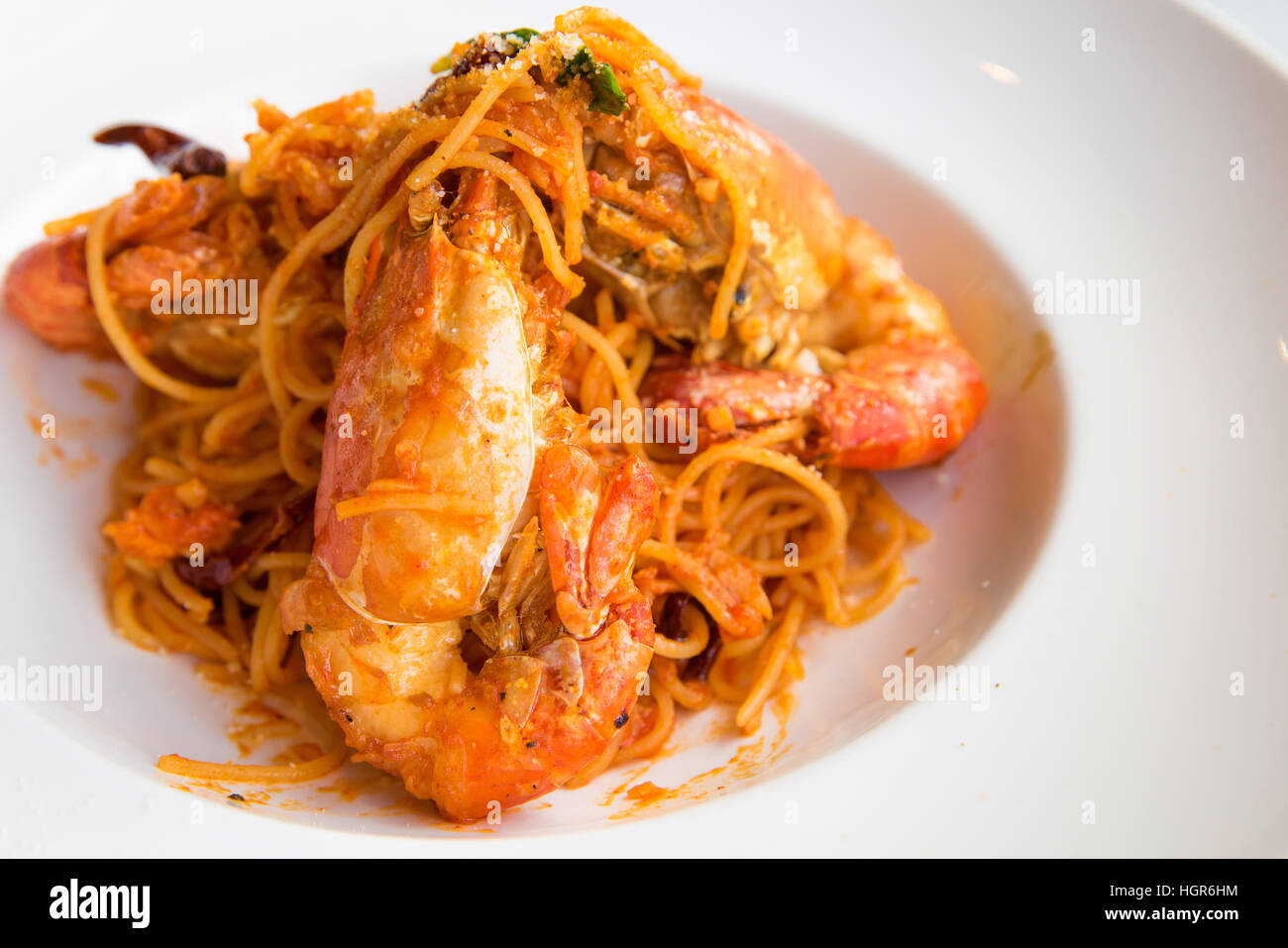 Spaghetti Tom Yam Goong mit riesigen Fluss Garnele in weiße Scheibe. Stockfoto