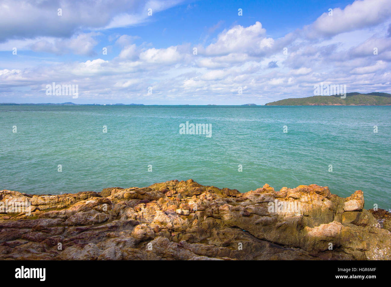 Landschaft mit Sand und Felsen am Strand auf das Meer und blauer Himmel Stockfoto