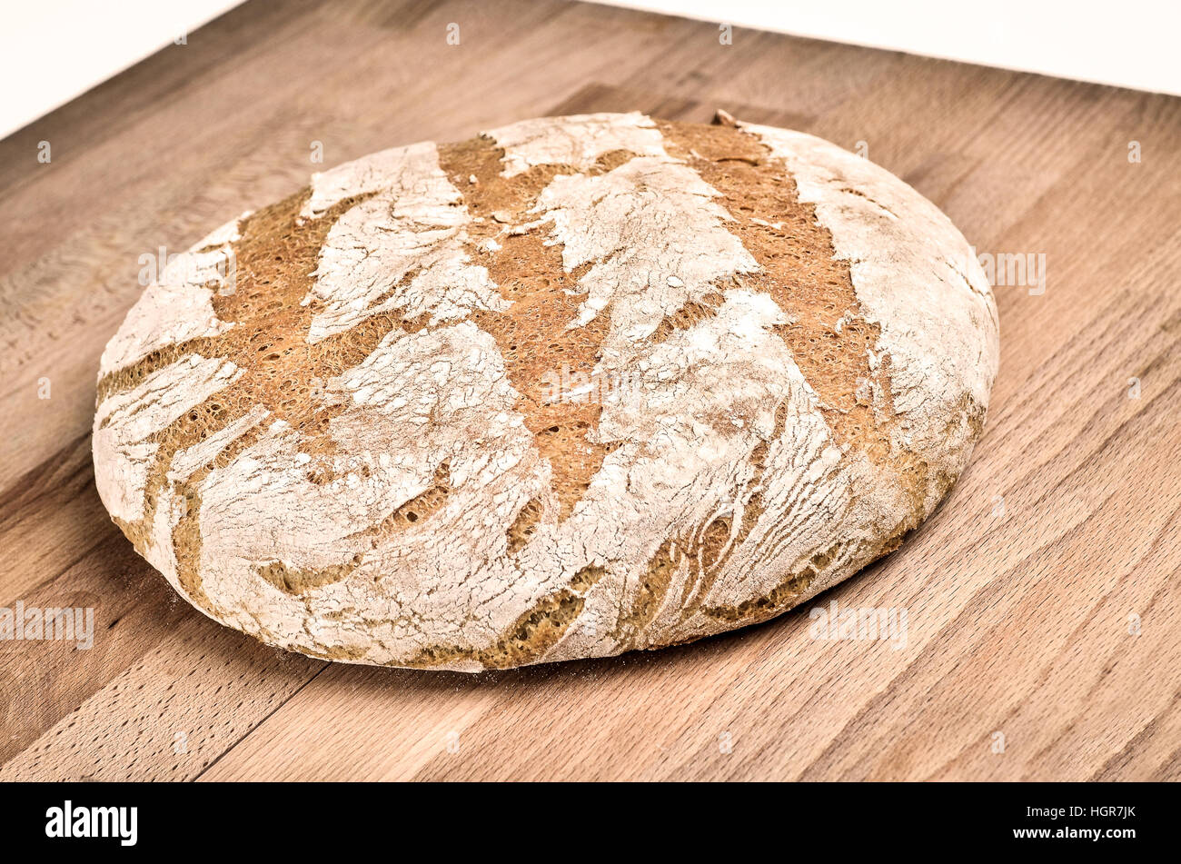 Selbstgebackenes Brot auf Holz ist bereit zum Schneiden Stockfoto