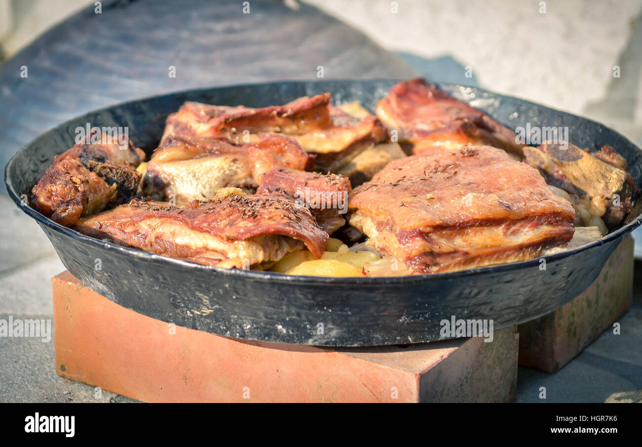 Der traditionelle balkan Türkisch-bosnischen Dalmatiner Mahlzeit "Peka" in Metall-Töpfen Kochen Sac Sach oder Sache genannt. Traditionelle Braten Schwein Rind oder Kalb Stockfoto