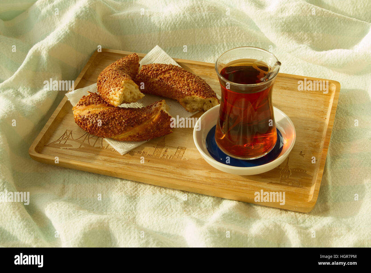 Morgentee, Bagel und Tasse türkischen Tee auf dem Holz Tablett mit Istanbul Bild auf die Bettdecke Stockfoto