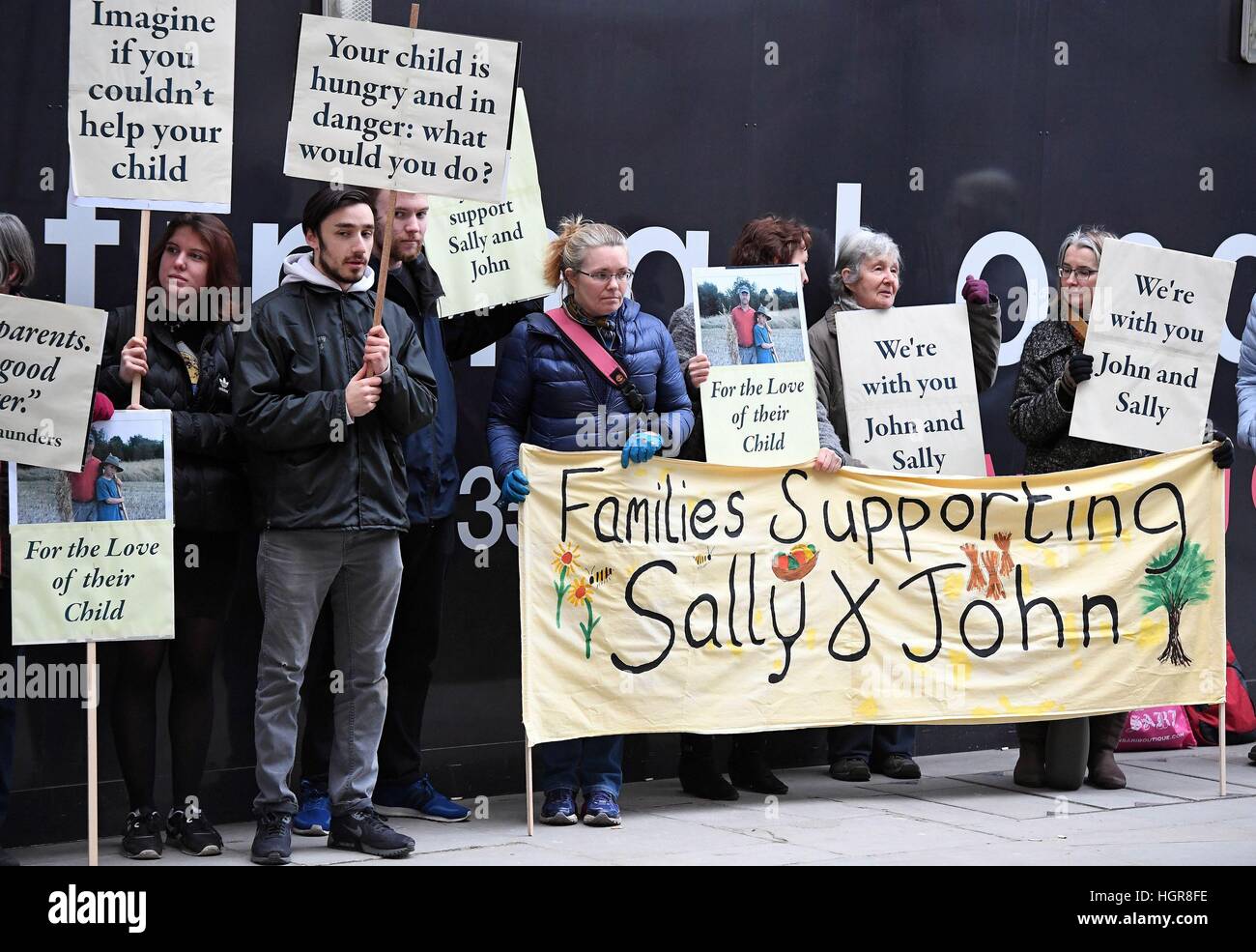 Unterstützer von John Letts und Sally Lane, außerhalb der Old Bailey in London, als die Eltern von Jack Letts, genannt Jihadi Jack gehen vor Gericht vorgeworfen, Finanzierung des Terrorismus durch ihn Geld zu schicken. Stockfoto