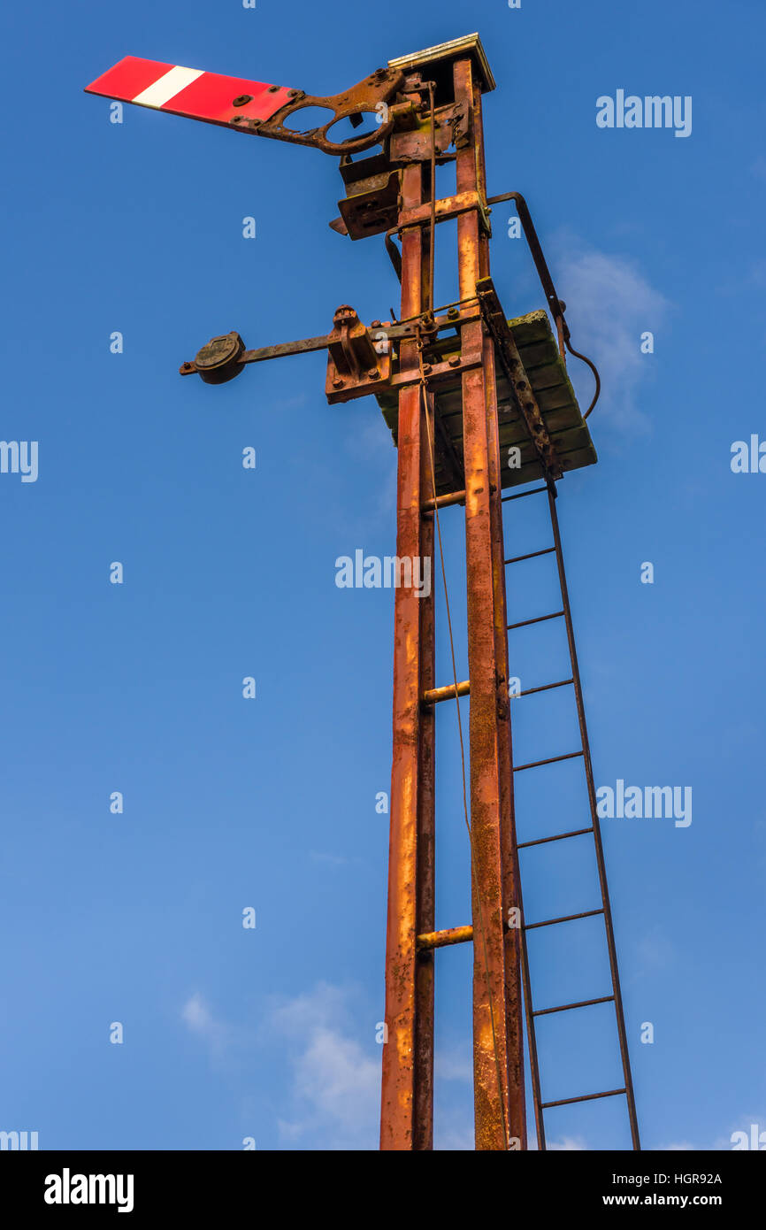 Eine rostige alte Eisenbahn-Signal steht als Erinnerung an die alte Barnstaple Bideford Eisenbahnlinie bei Instow in Nord-Devon. Stockfoto