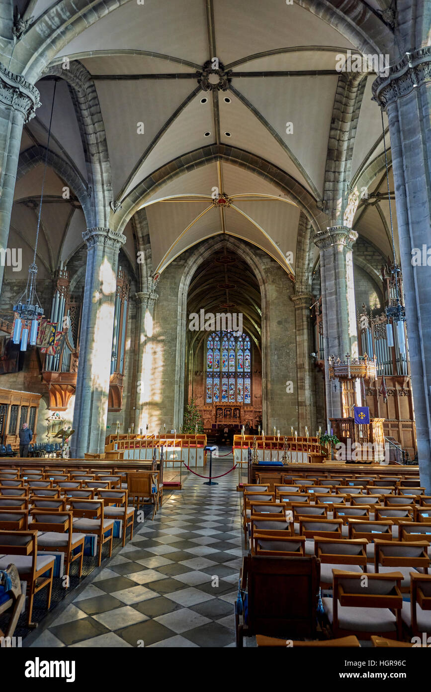 Die Stiftskirche St. Mary ist eine anglikanische Pfarrkirche in der Stadt Warwick, England Stockfoto