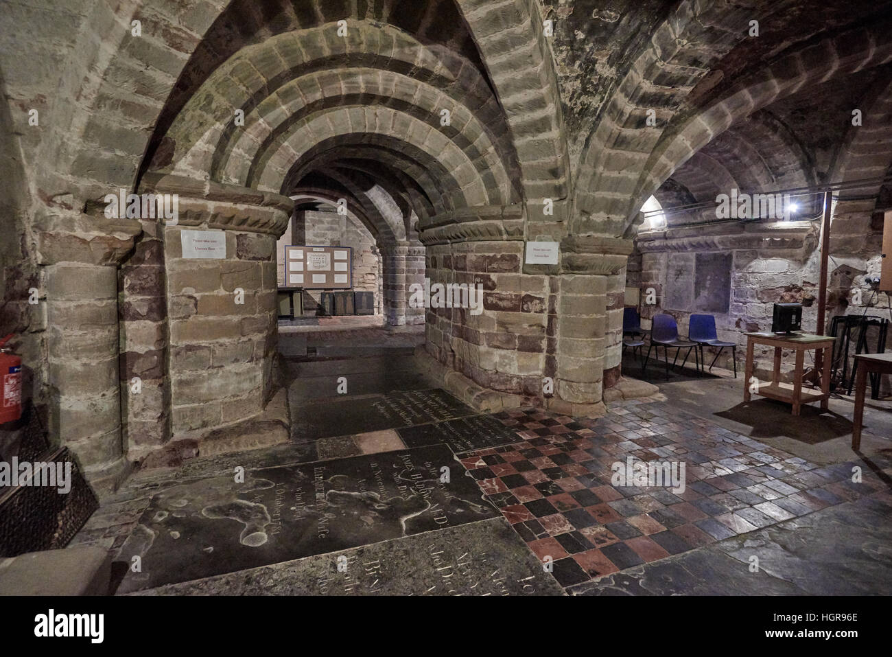 Die Stiftskirche St. Mary ist eine anglikanische Pfarrkirche in der Stadt Warwick, England Stockfoto