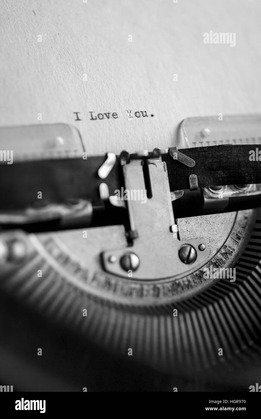 Ich liebe dich Nachricht gedruckt auf Schreibmaschine Stockfoto