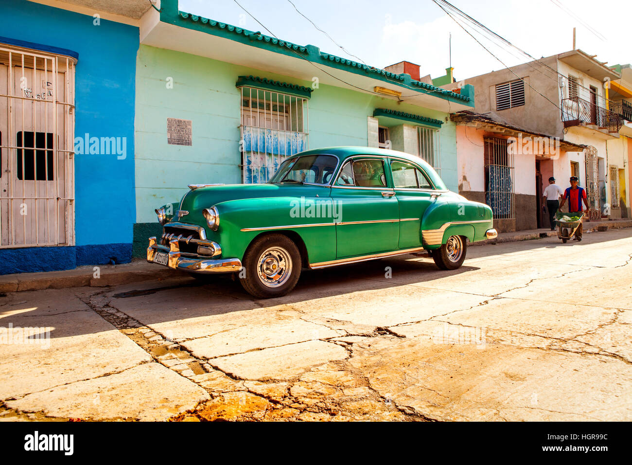 Trinidad, Kuba - 18. Dezember 2016: Oldtimer auf der Straße von der Kolonialstadt Trinidad (UNESCO Weltkulturerbe). Stockfoto