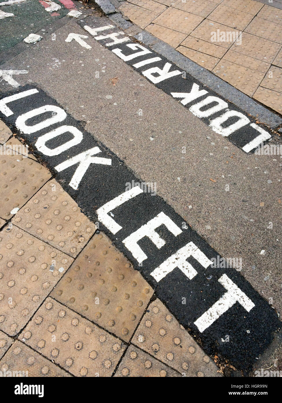 Schauen Sie links, geschrieben auf der Straße in London UK Stockfoto