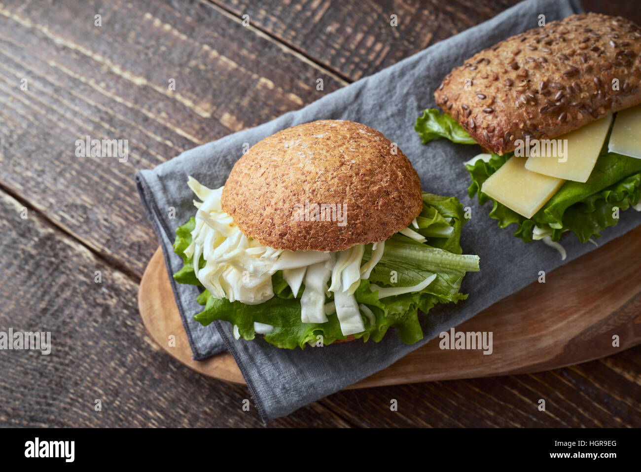Gemüse-Sandwiches auf dem Holztisch horizontale Stockfoto