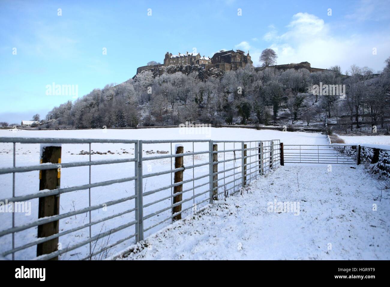 Stirling Castle im Schnee, während die Schneestürmverhältnisse ansetzen, was „einen echten Geschmack des Winters in ganz Großbritannien“ bringt. Stockfoto
