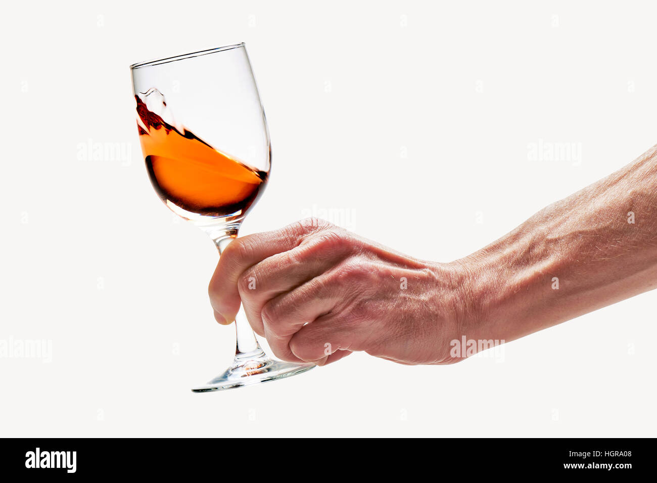 Rosa Wein wirbelte in Glas auf weißem Hintergrund mit Beschneidungspfad Stockfoto