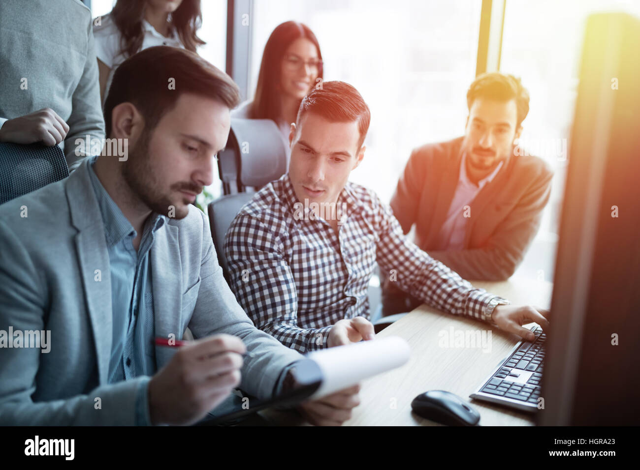 IT-Kollegen arbeiten an Software-Entwicklungsprojekt im Büro Stockfoto