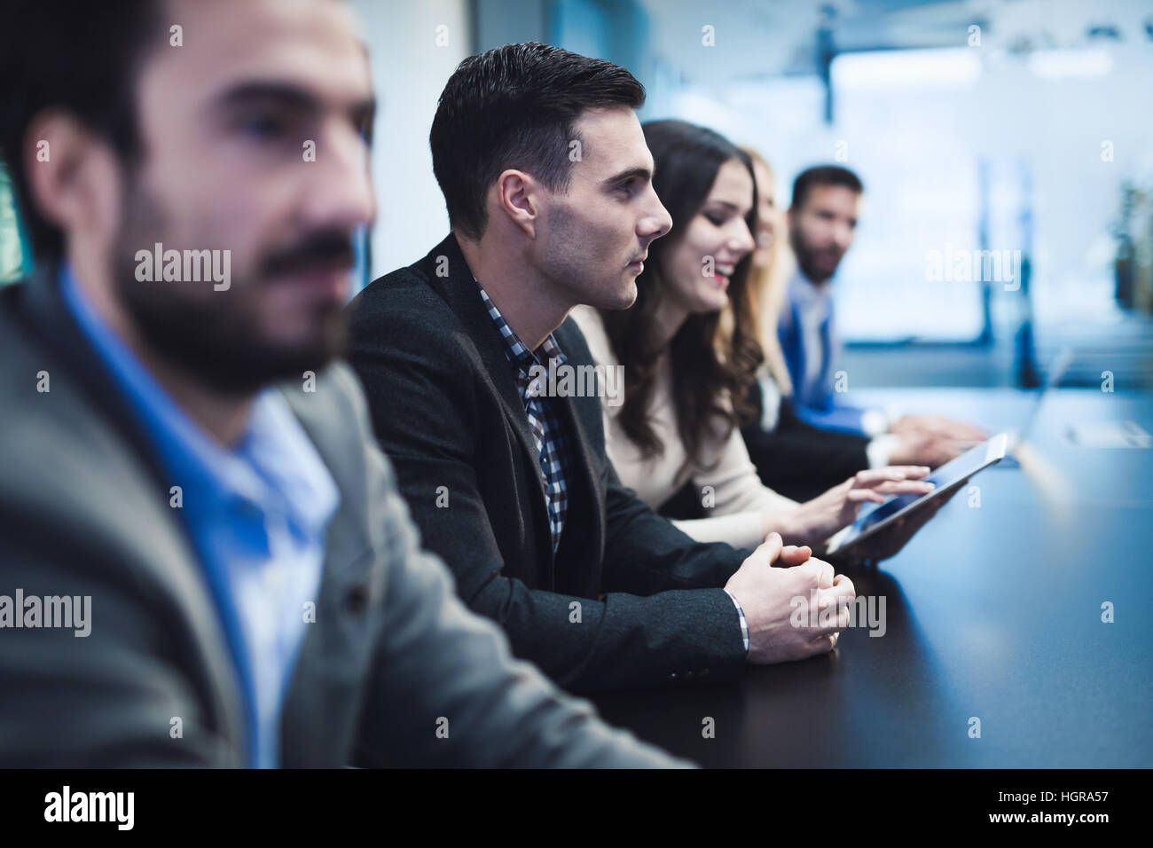 Geschäftsleute, die gemeinsam als Team im Büro Stockfoto