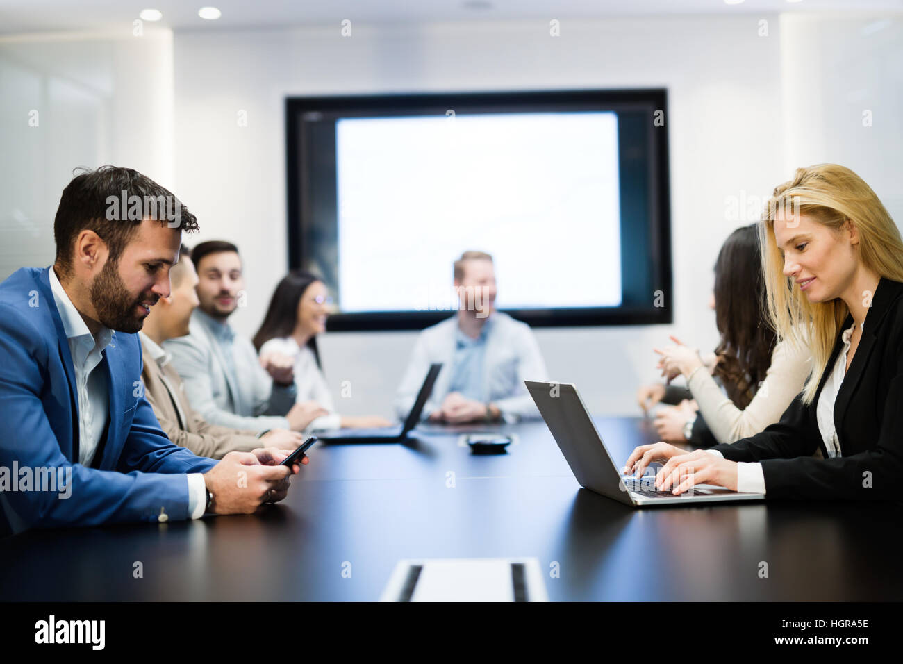Geschäftsleute mit Tagung im Konferenzraum Stockfoto