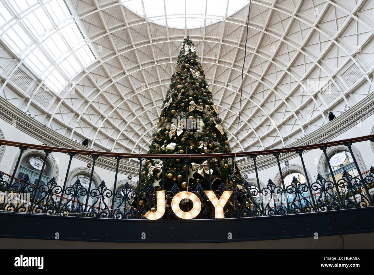 02/12/16, Leeds, Großbritannien. einen Weihnachtsbaum und festliche Dekorationen die Corn Exchange in Leeds, West Yorkshire. Im Dezember kommt in Großbritannien Shopper sind Stockfoto