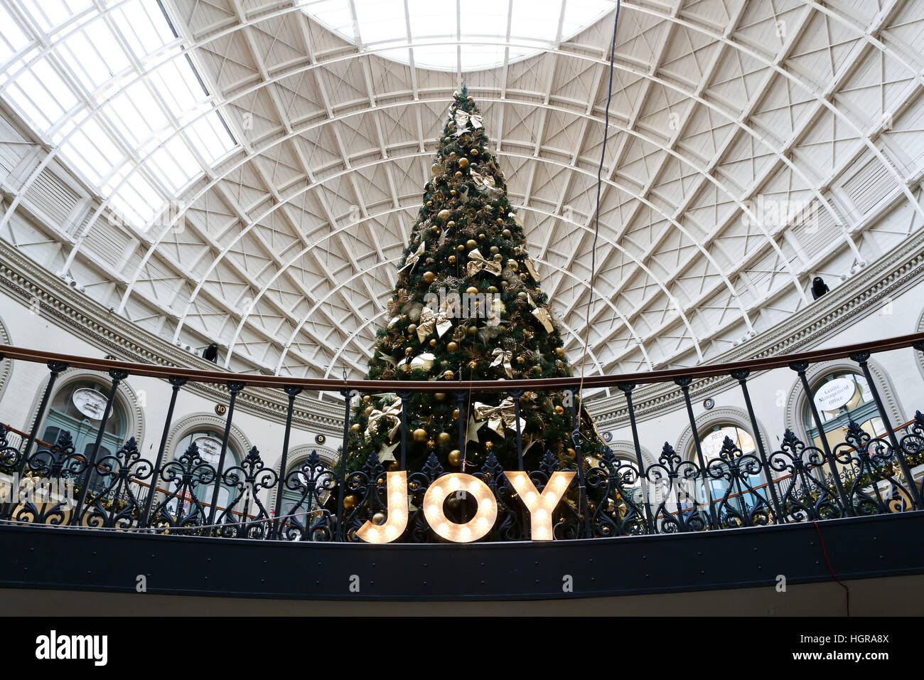 12.02.16, Leeds, UK. Ein Weihnachtsbaum und festliche Dekorationen schmücken die Getreidebörse in Leeds, West Yorkshire. Dezember eintreffen in UK Shopper sind Stockfoto 12.02.16, Leeds, UK. Ein Weihnachtsbaum und festliche Dekorationen schmücken die Getreidebörse in Leeds, West Yorkshire. Dezember eintreffen in UK Shopper sind Stockfoto