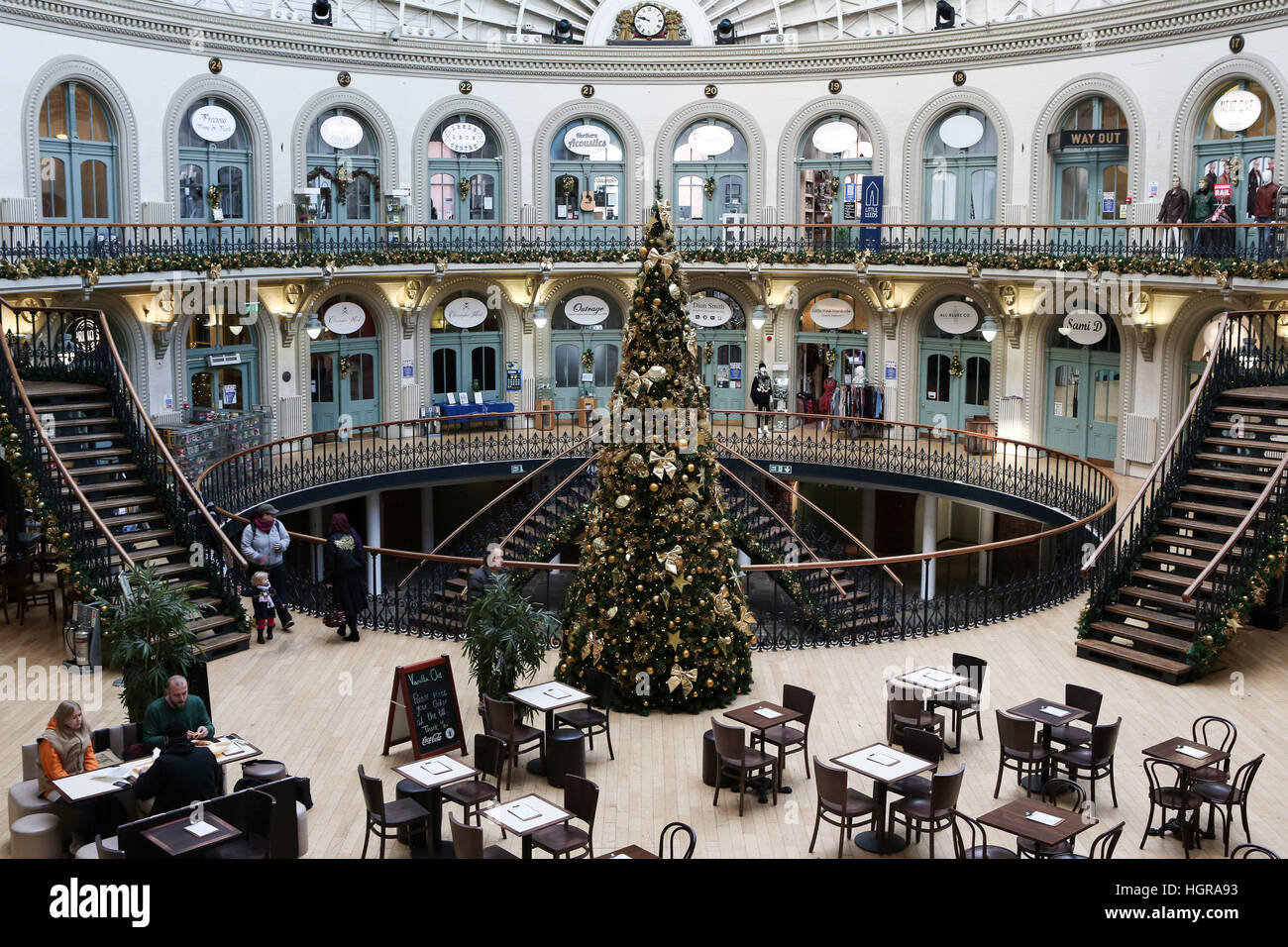 12.02.16, Leeds, UK. Ein Weihnachtsbaum und festliche Dekorationen schmücken die Getreidebörse in Leeds, West Yorkshire. Dezember eintreffen in UK Shopper sind Stockfoto