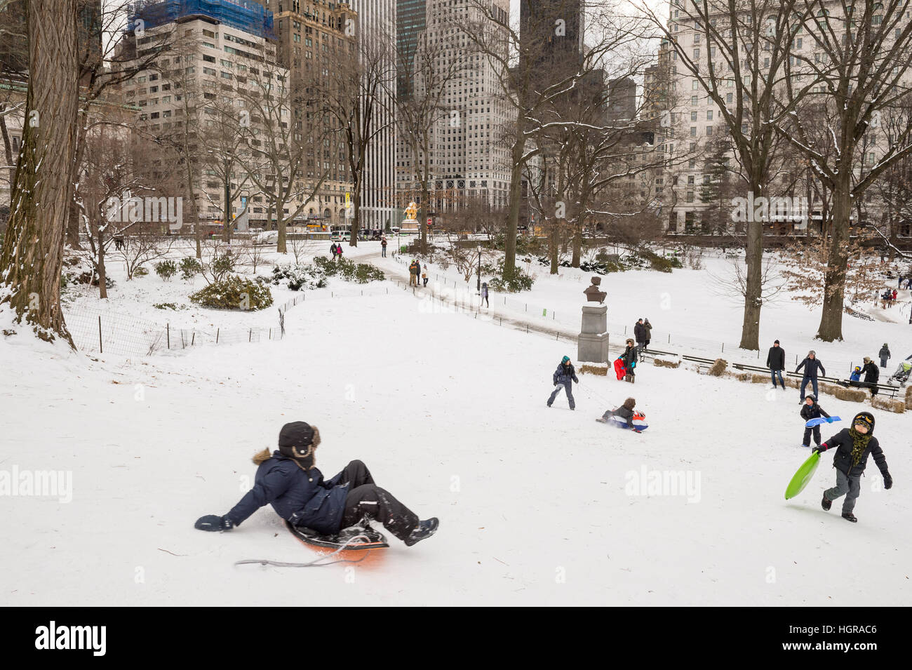 NEW YORK CITY - 8. Januar 2017: Kinder nehmen zu den Hügeln des Central Parks mit ihren Schlitten nach einem Winter Schneesturm in der Stadt. Stockfoto