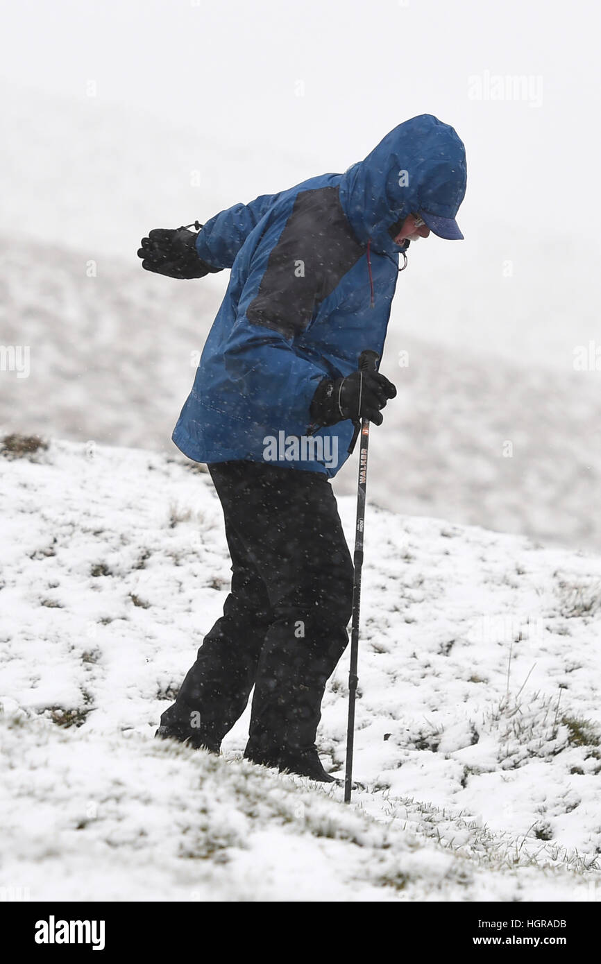 Terry Burrell aus Sheffield schlüpft auf einem verschneiten Mam Tor im Peak District, während die Schneesturm-Bedingungen sich einziehen werden und ganz Großbritannien einen echten Wintergeschmack geben wird. Stockfoto