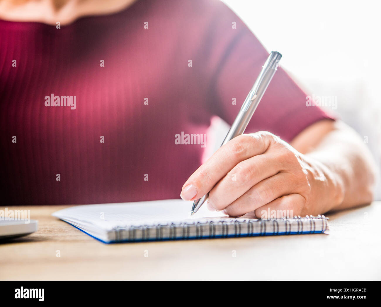 Close-up Teilansicht der Frau schreiben in notebook Stockfoto