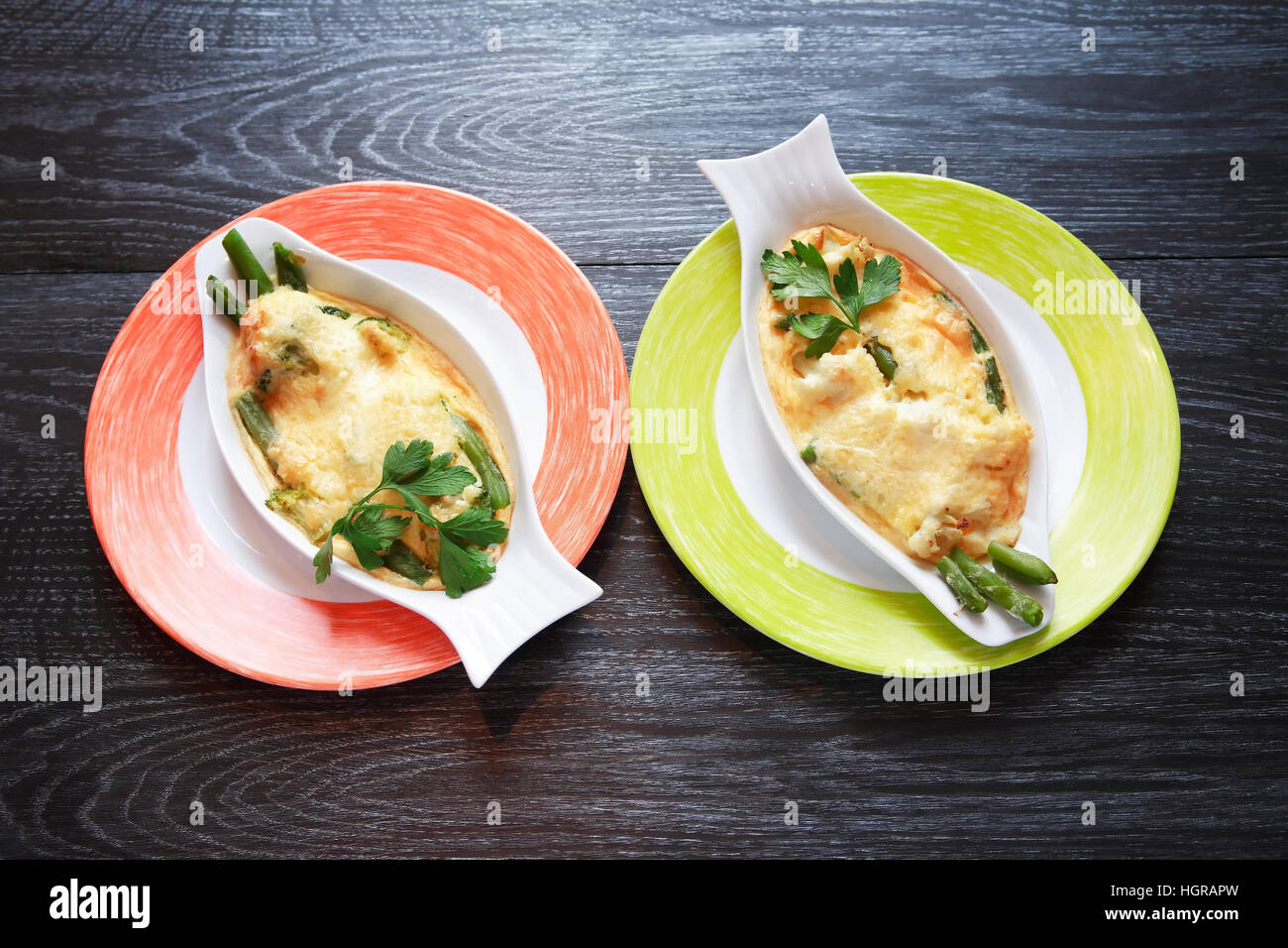 Fisch-Vorspeise auf weißen Platten auf dunklen Holztisch Stockfoto
