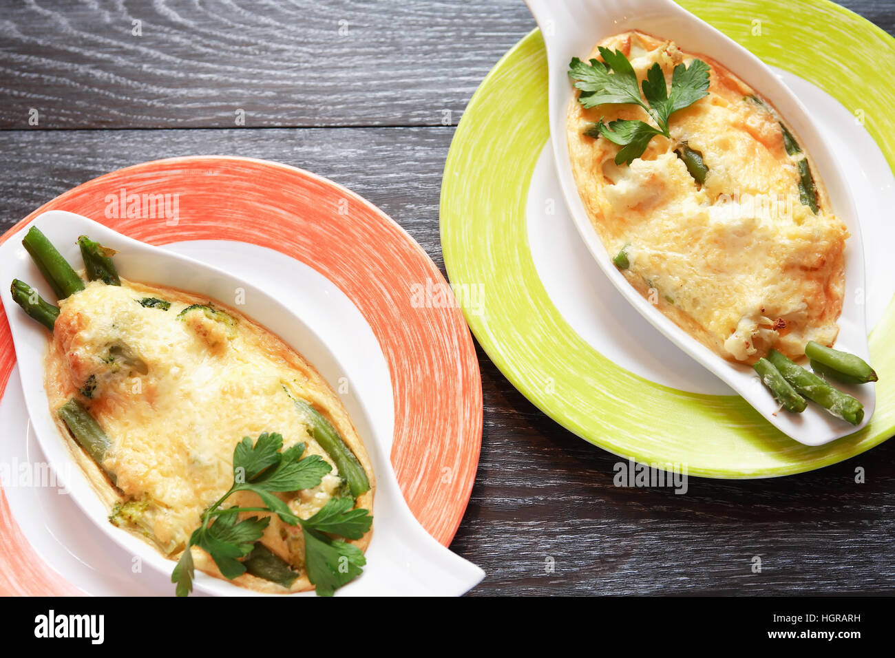 Fisch-Vorspeise auf weißen Platten auf dunklen Holztisch Stockfoto