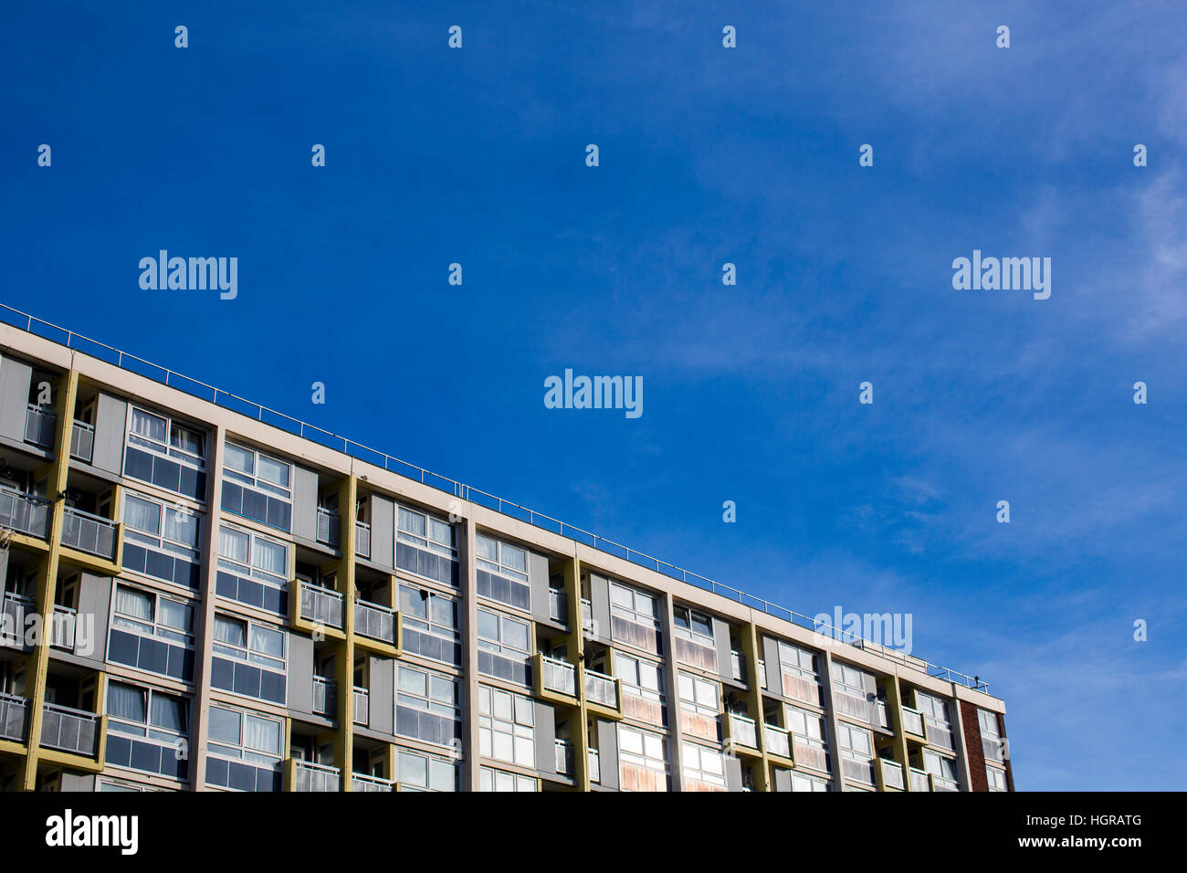 Wohnblock in der Stadt Bristol an einem sonnigen, klaren Tag. Stockfoto