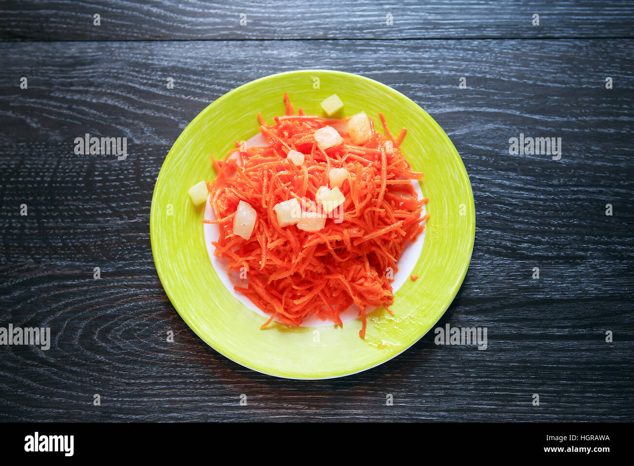 Aperitif zum Abendessen. Platte mit Karottensalat auf dunklen Holztisch Stockfoto