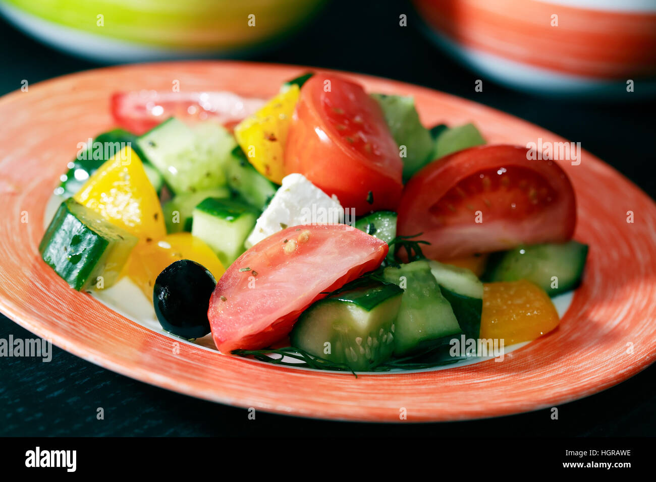 Aperitif zum Abendessen. Teller mit Gemüse Salat auf dunklem Holz Stockfoto