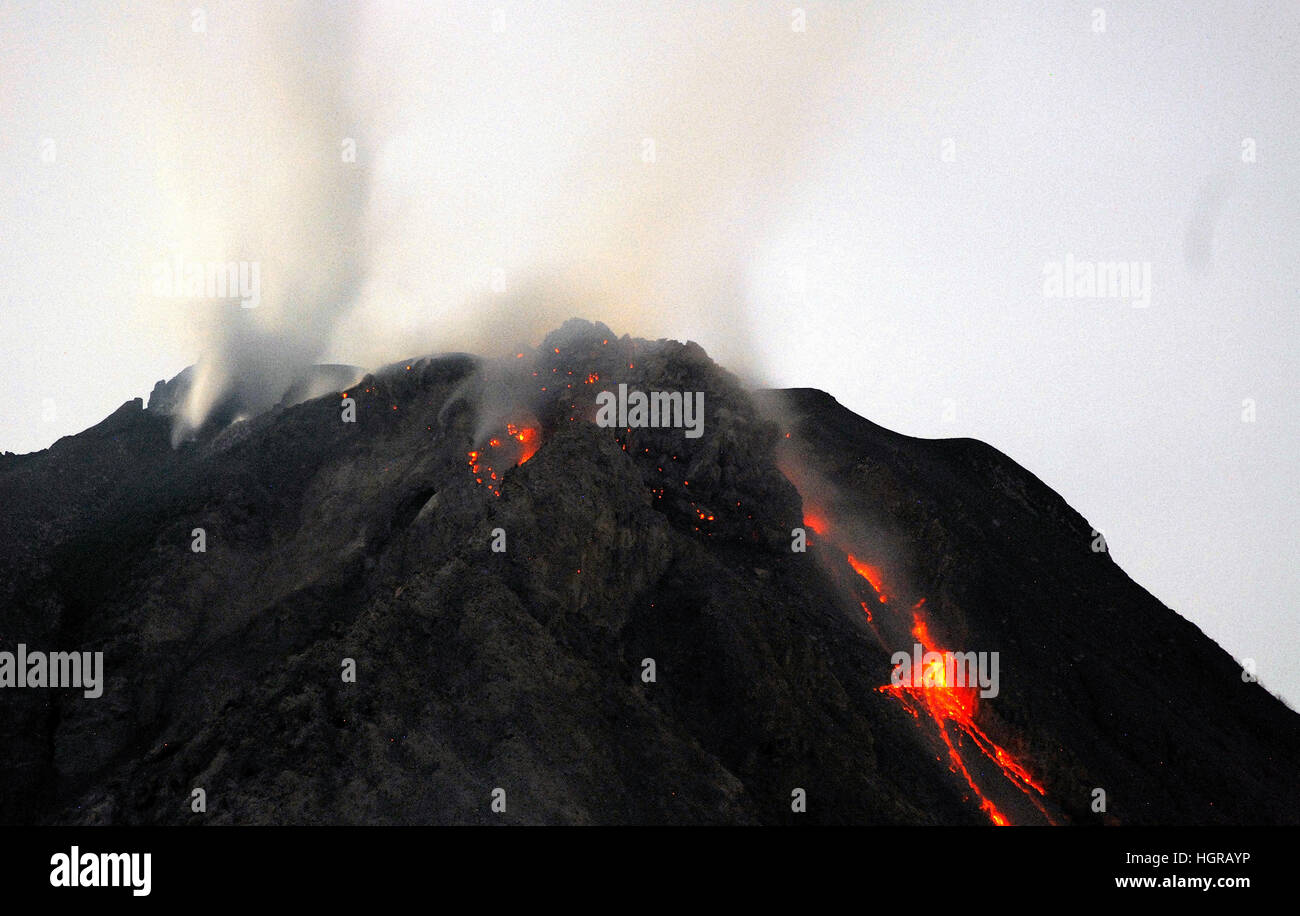 Der Grad der Aktivität des Vulkans Sinabung, in der Regenzeit gestiegen ist, gekennzeichnet durch das steigende Volumen der Lava-Dome, glühende Lava und Erdbeben Niederfrequenz und Erdbeben andere Hybriden, wie die Nachricht von der Überwachung Post Vulkan Sinabung, das Volumen der Lava dome Vulkan Sinabung über 1 Million Kubikmeter und können weiter steigen in den nächsten Tagen. (Foto von Tsabirin Manurung / Pacific Press) Stockfoto