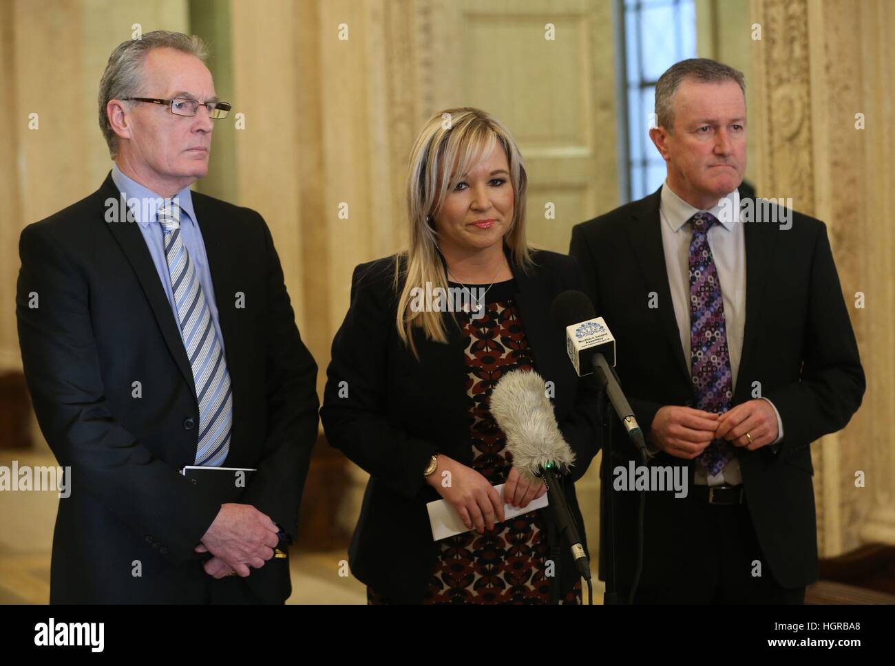 (Links-rechts) Sinn Féin Gerry Kelly Michelle O'Neill im Gespräch mit den Medien im Stormont House in Belfast, als eine Wahl für Stormonts Machtverteilung Institutionen ist nach wie vor sehr wahrscheinlich. Stockfoto