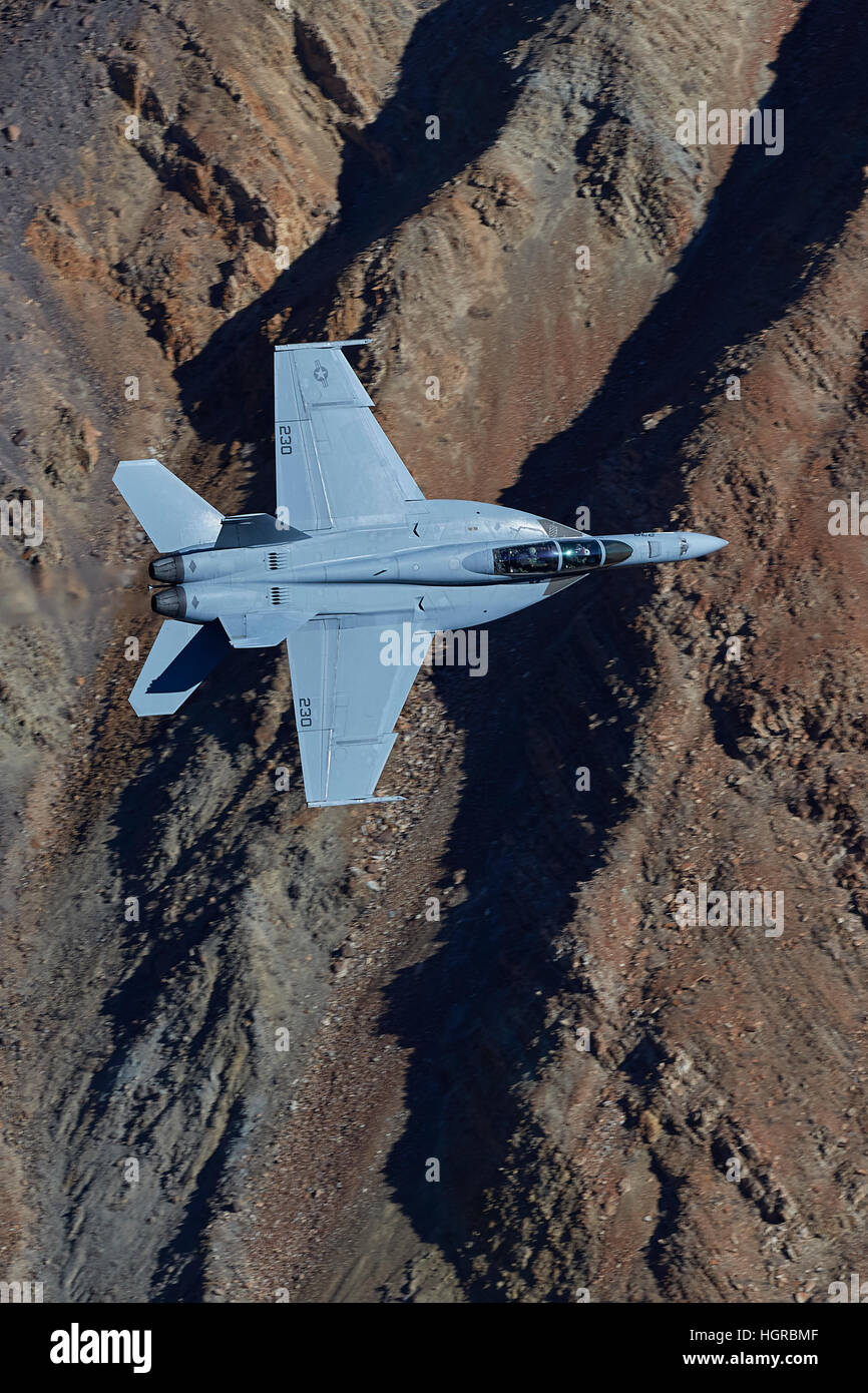 US Navy F/A-18F Super Hornet, fliegen auf niedrigem Niveau durch Rainbow Canyon, Kalifornien. Stockfoto